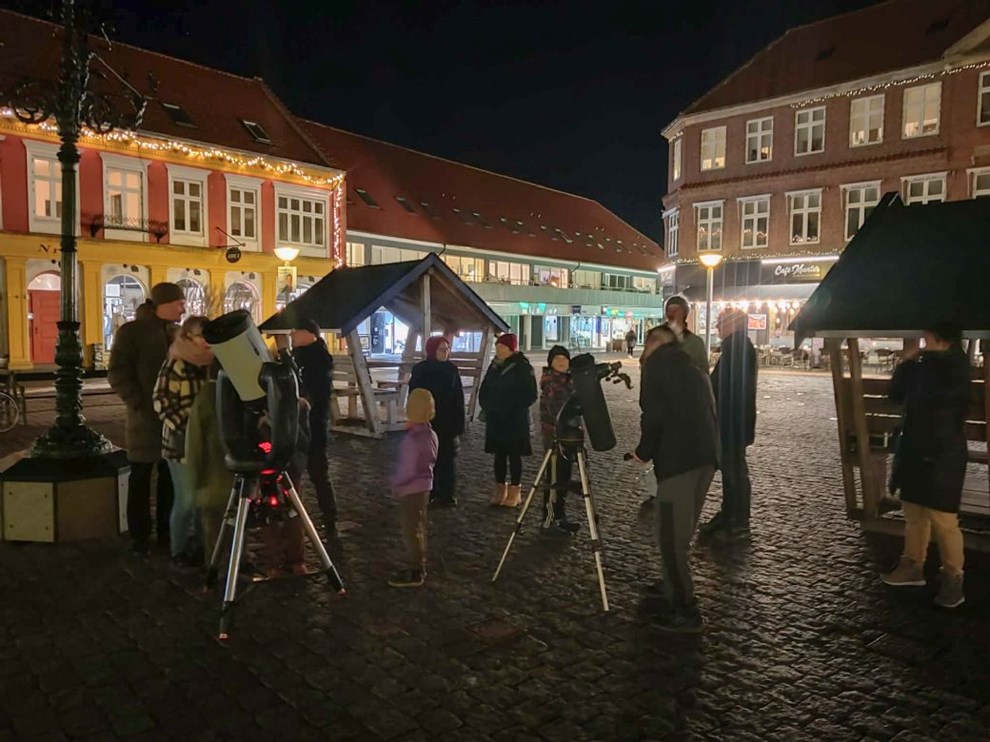 Astronomisk aften i R�nne: Nyt koncept trak folk til torvet