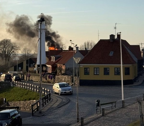 Voldsom brand i R�nne - i gang til midnat