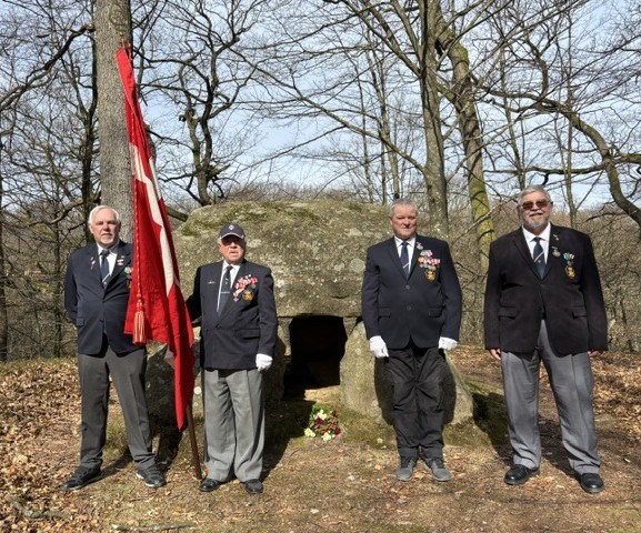 Br�dre l�gger krans for faldne soldater