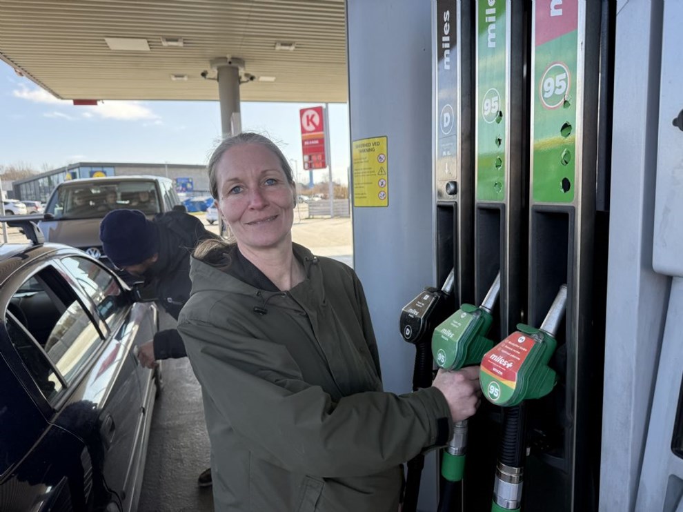 Chok p� tanken: Bornholmere og ferieg�ster k�mper med t�rnh�je benzinpriser