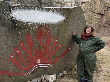 Tilbragte p�sken i klipperne: Se Saras hulemalerier i Vang Granitbrud