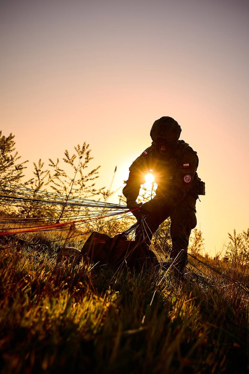 Vilde billeder: Faldsk�rmssoldater i morgensol