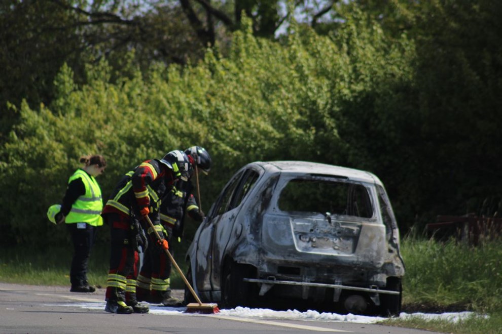 Bil i brand: Vej �bnet igen