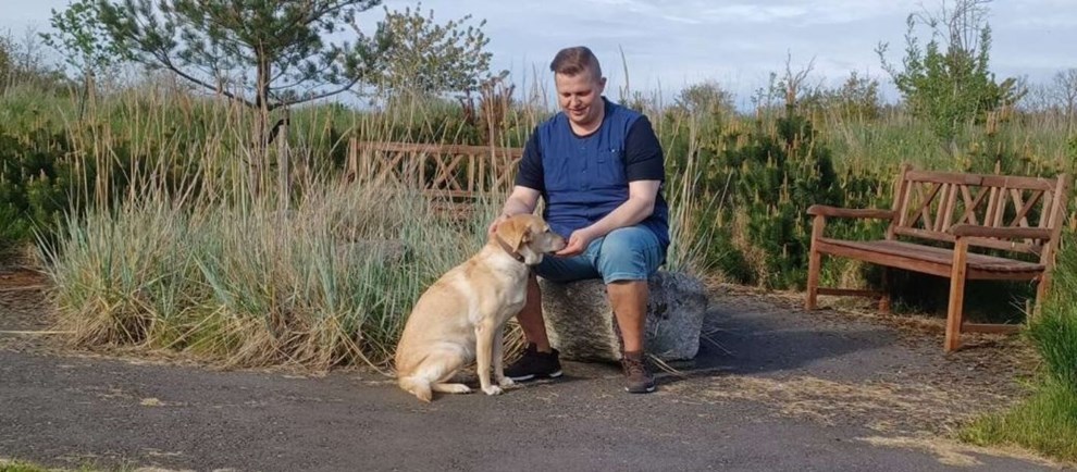 Dennis hædres for sit arbejde - har sin hund med Dennis hædres for sit arbejde - har sin hund med