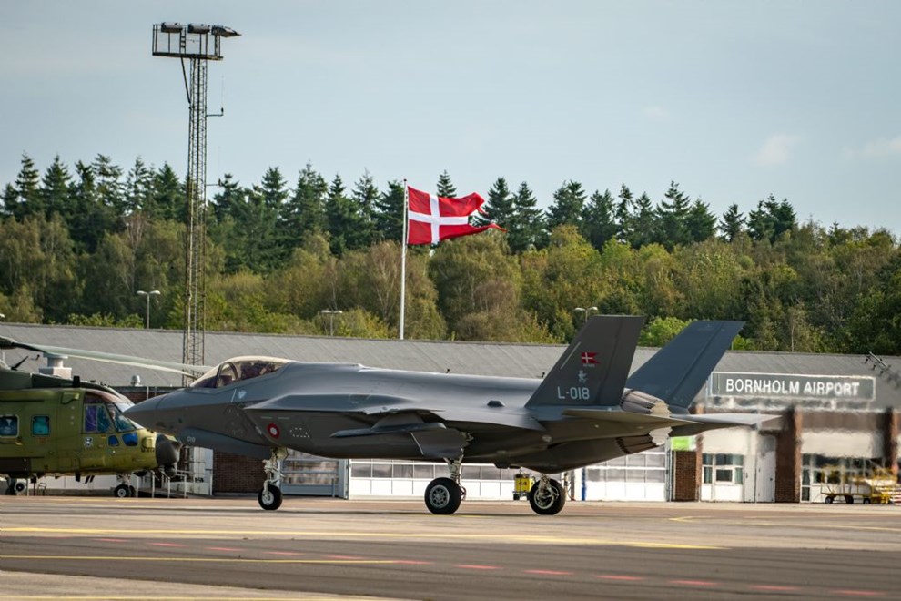 Hj�lp Tidende med milit�r�velsen 