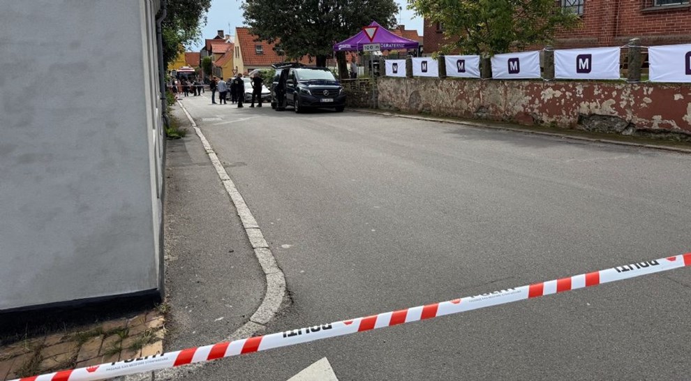 Politi i DNA-dragter ved Pilegade i Allinge