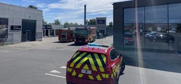 Bil kørt ind i facade