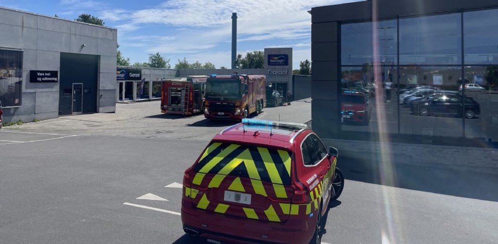 Bil k�rt ind i facade