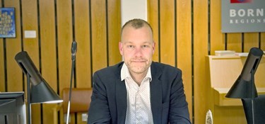 Borgmesteren holder fast greb om sparekniven