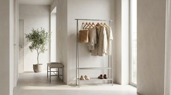 T�jstativ der skaber ro i entr�en og overblik i den lille butik