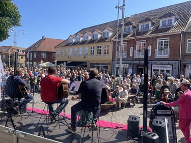 Fuld sol over Nex�: Dagens koncertturn� er i gang