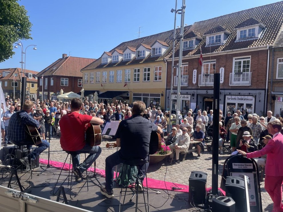 Fuld sol over Nex�: Dagens koncertturn� er i gang