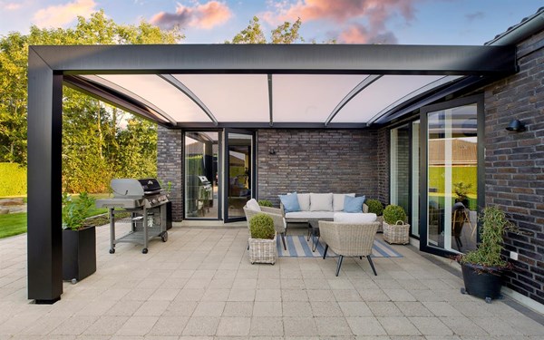 En overd�kket terrasse g�r uderummet mere brugbart i hverdagen