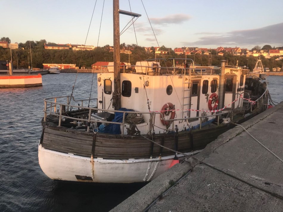 Svensk kutter l�kkede olie i Hasle Havn
