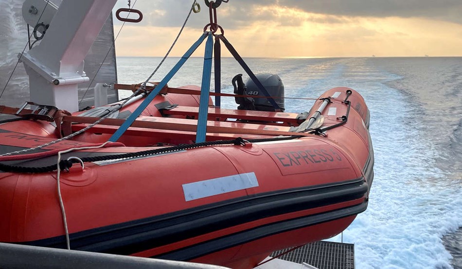 Express 5 f�r hj�lp gennem piraternes farvand