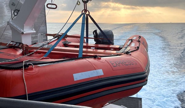 Express 5 f�r hj�lp gennem piraternes farvand
