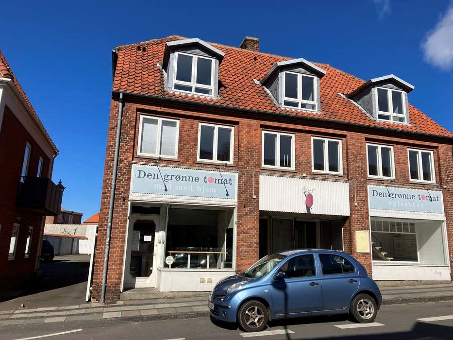 Rnne-restaurant med stor grdhave sat til salg