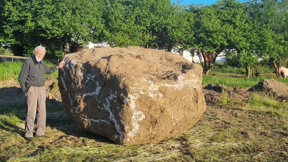 Gigantisk sten er dukket op i Klemensker  hvor skal den hen?