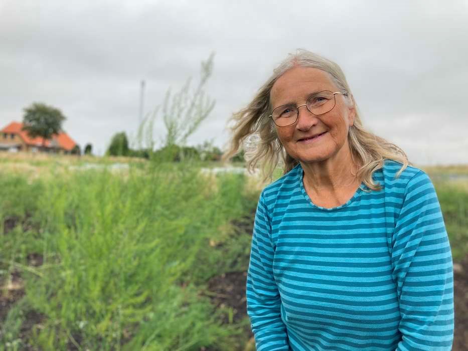 Suzanne vil have jord under neglene