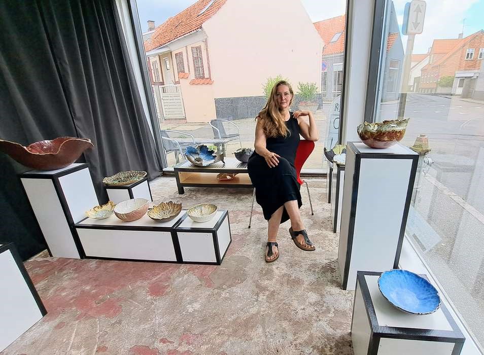 Hun s�lger v�rker af keramik med krystalglasur til 25.000 kroner