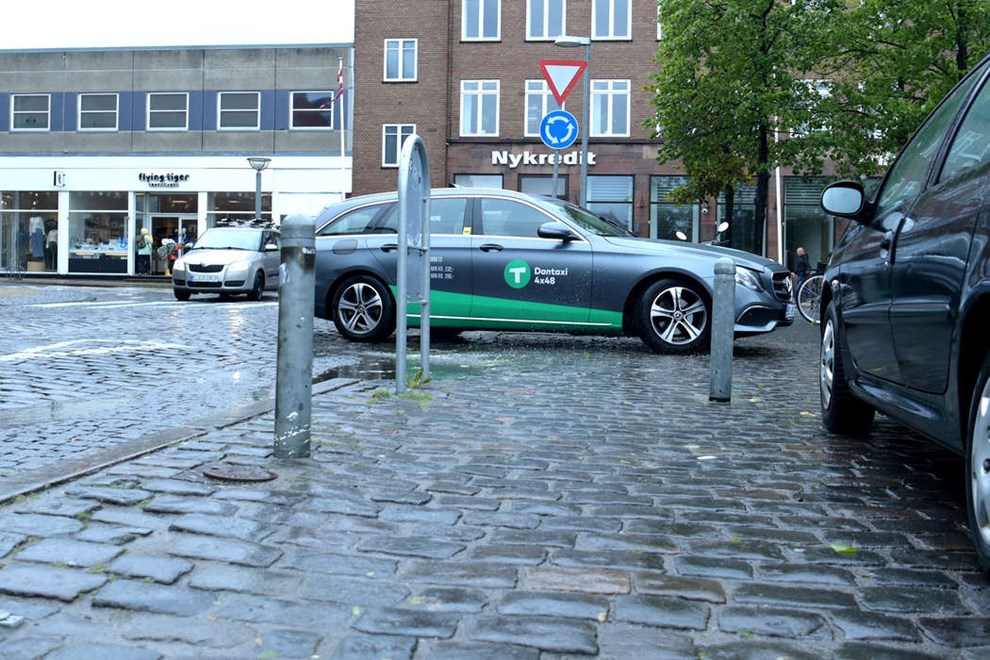 Ventede tre timer p en taxa  'de sagde der gik en halv'