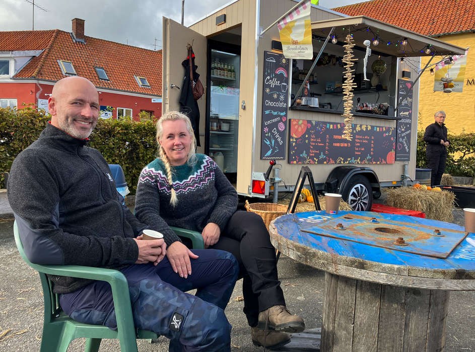 Jacob og Anja slger snobrd og blhygge fra deres madvogn
