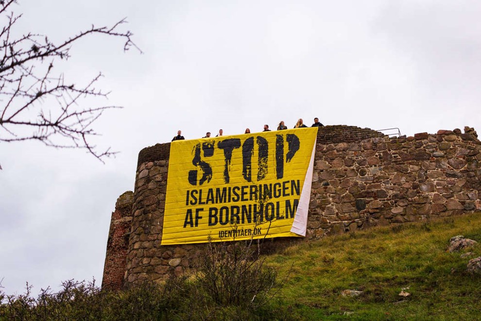 Kmpebanner p Hammershus