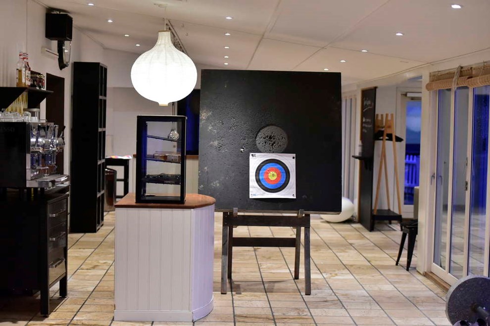 Restaurant lavet om til skydebane