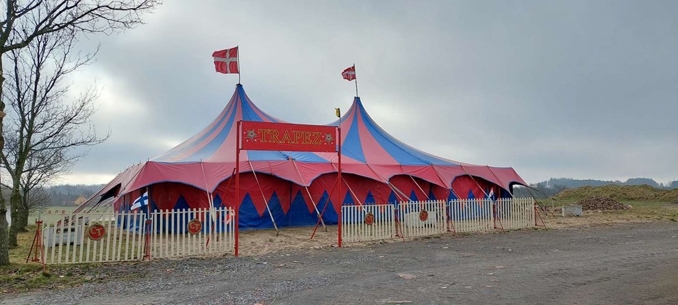 Cirkustelt dukket op i Klemensker Cirkustelt dukket op i Klemensker