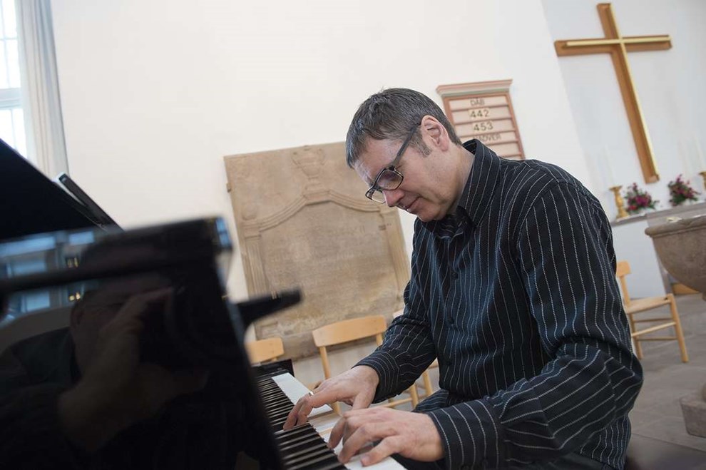 Populr organist fyret - menigheden undrer sig