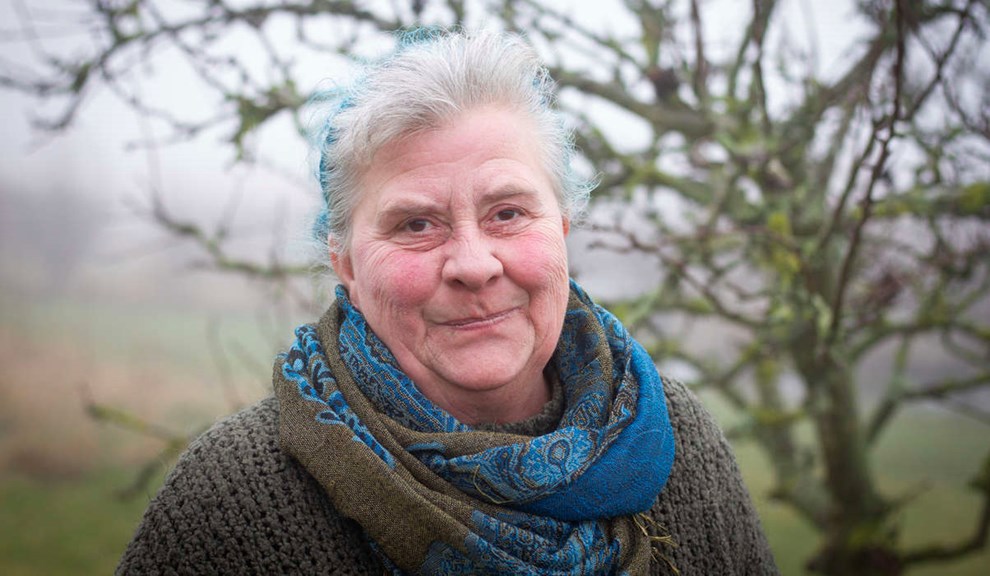 Damen med det blå hår – og hang til de blå toner Damen med det blå hår – og hang til de blå toner