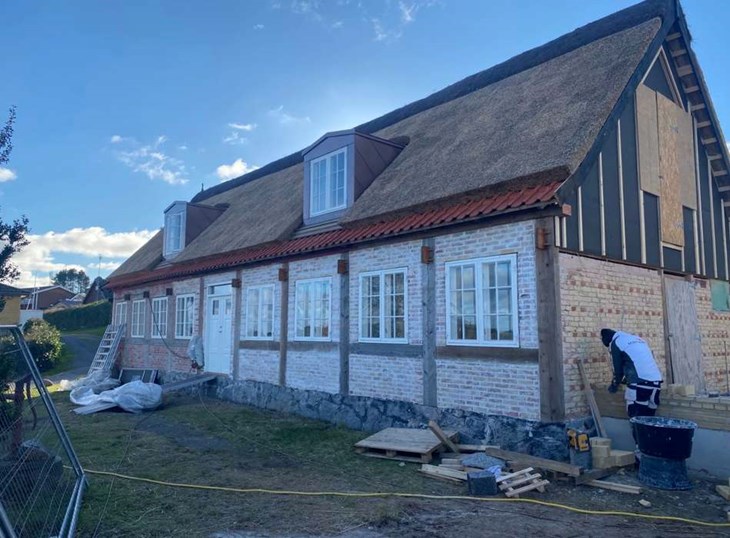 Lærlingenes Hus i Sandkås blev i 2019 købt af Dansk Håndværk og har siden gennemgået en større renovering. Foto: Laerlingeneshus.dk