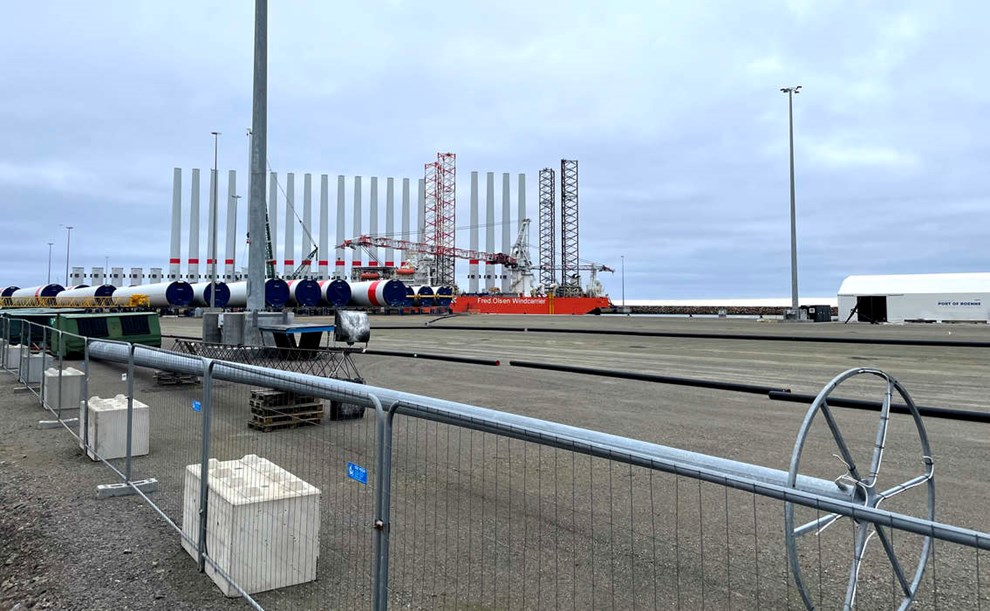 Vindm�lleskib fortsat i havn