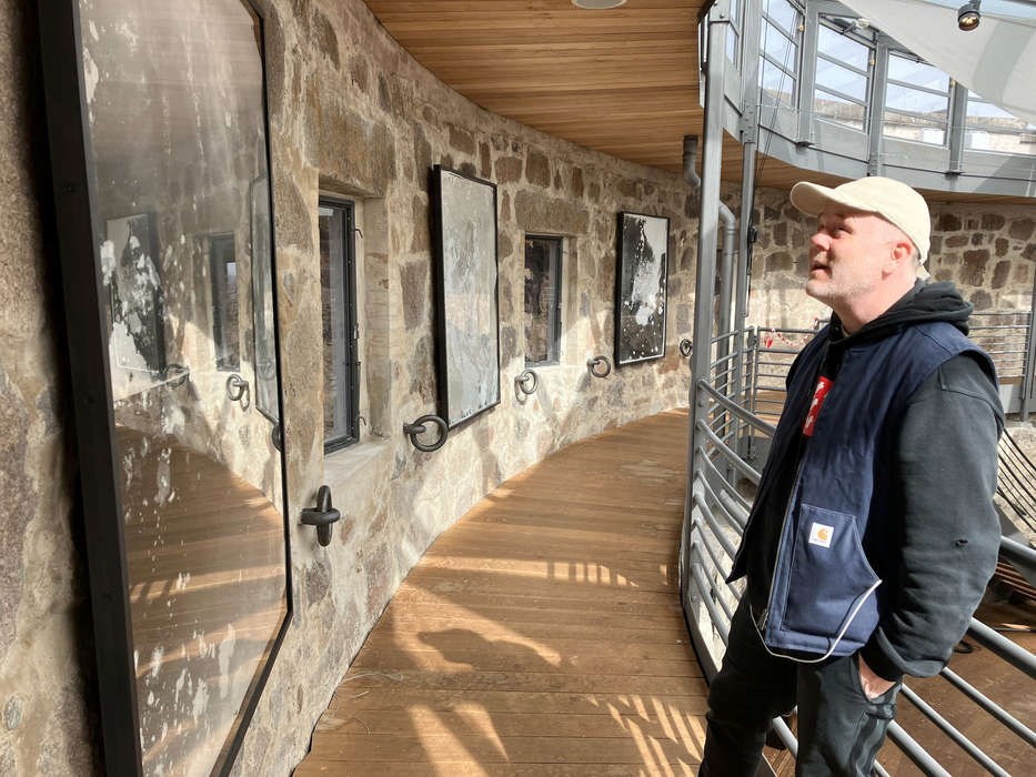 Howalt kigger dybt ned i svampen i Store T�rn � og f�r �je p� universet