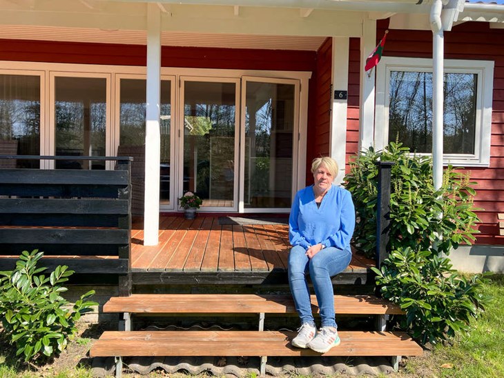 Heldigvis bor Heidi Rylander Karlsson og hendes mand bare i R&oslash;nne - flere af ejerne af nabohusene bor slet ikke p&aring; Bornholm, fort&aelig;ller hun. Foto: Sarah Thun Kristensen