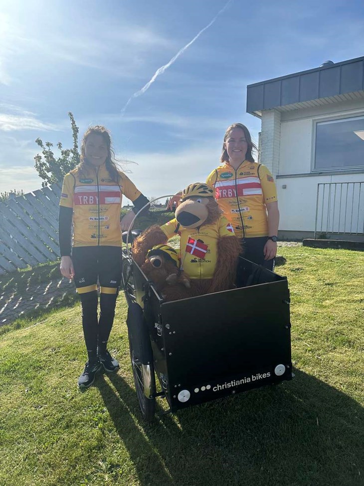 Dagtilbuddet fik bes&oslash;g af to Rynkeby-ryttere og deres maskot. Eget foto