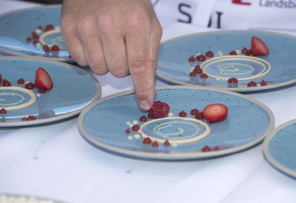 Sol over Gudhjem med lokale dommere
