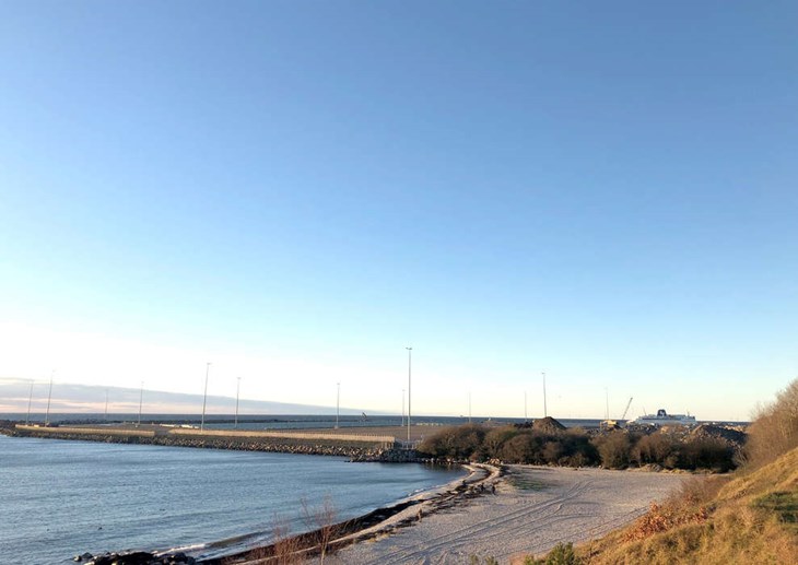 Da R&oslash;nne Havn anlagde oplagsarealer til vindm&oslash;lledele ved Kanondalen, blev der samtidig anlagt en ny sandstrand. Arkivfoto: Torben &Oslash;stergaard M&oslash;ller