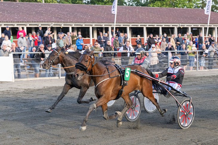 Apollo Damg&aring;rd/Niels Kr. Hansen form&aring;ede lige akkurat at holde Marvellous Tooma/Stefan Lind-Holm fra livet i F&oslash;dselsdagsl&oslash;bet. Foto: Torben Ager