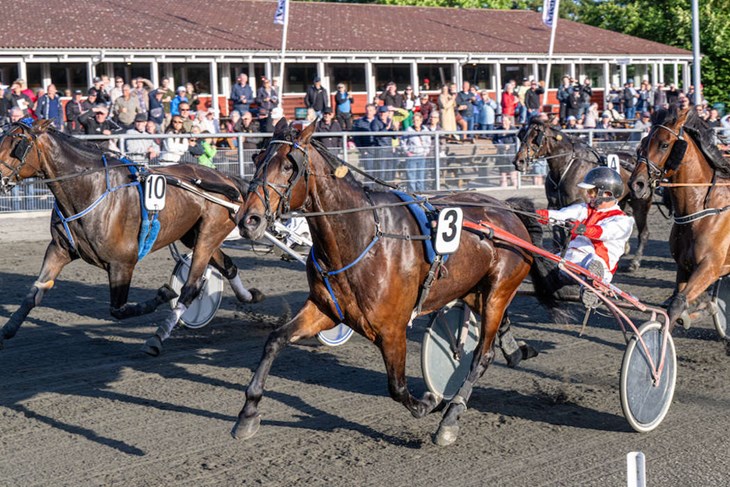 Trustme Southwind vandt den f&oslash;rste sejr p&aring; Bornholm - og samtidig vandt Niels-Peter Steinlein sin f&oslash;rste sejr i denne s&aelig;son. Foto: Torben Ager