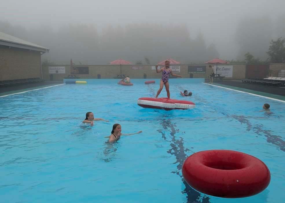 Mange trodsede regnvejret: Børn i poolen hele dagen Mange trodsede regnvejret: Børn i poolen hele dagen