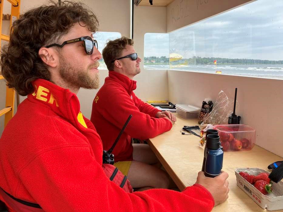 Fra Australien til Balka: Nathan og Egil passer p� badeg�sterne