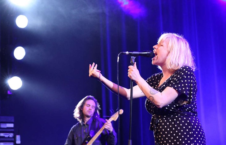 Rosa Simonsen har her fotograferet sangerinden Katinka Bjerregaard under en koncert i Musikhuzet i 2019. Arkivfoto