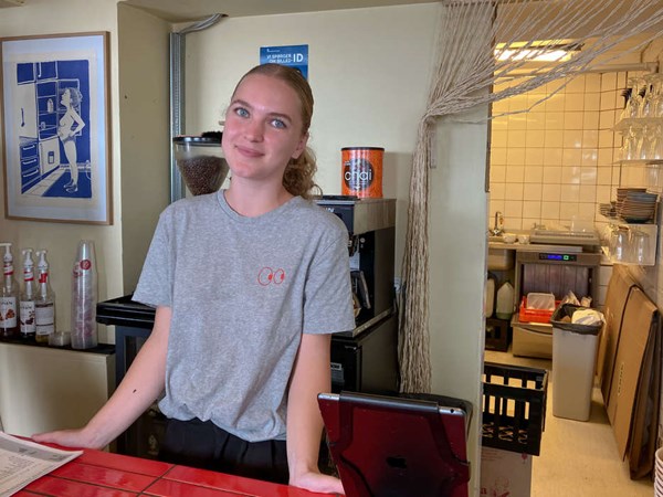 19-�rige Maja styrer butikken: Det er fedt at have s� meget ansvar