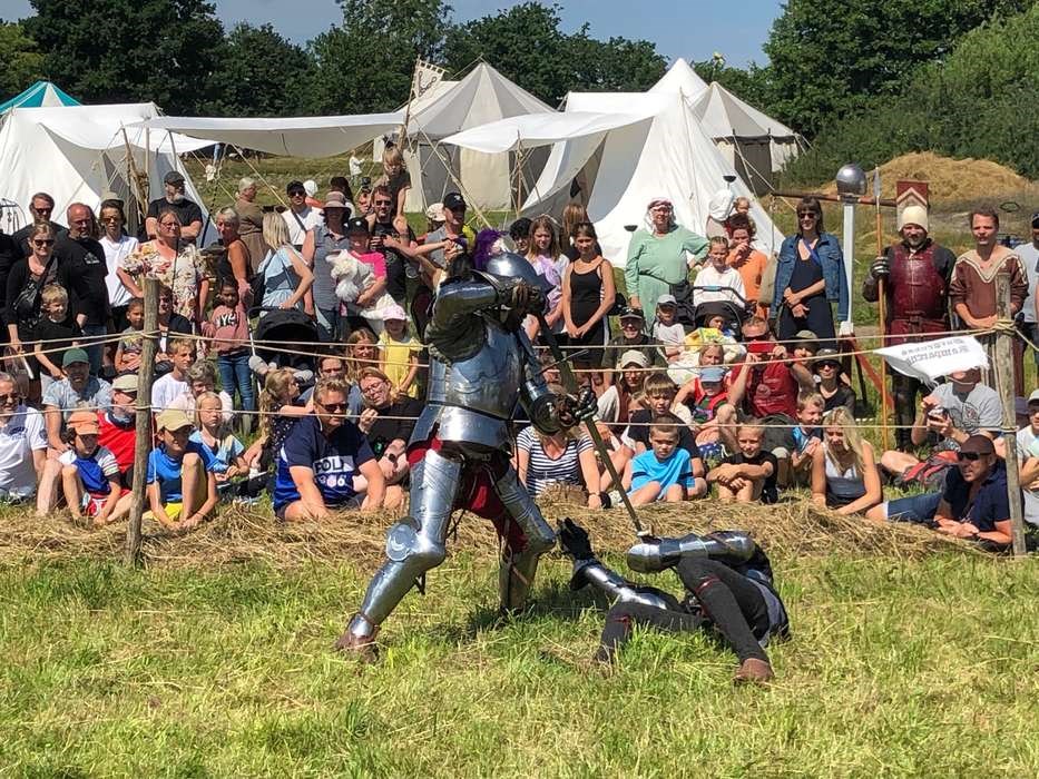 Middelaldertr�f er i gang i �sterlars