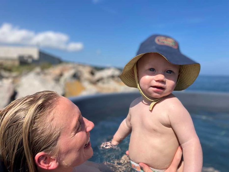 Anne-Sophie og Pelle i vildmarksbadet.