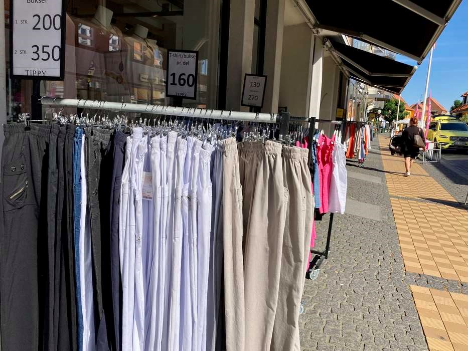 25-�rig butik st�r ved en skillevej