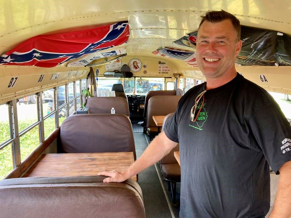 Thomas� skolebus v�kker opsigt i Nyker