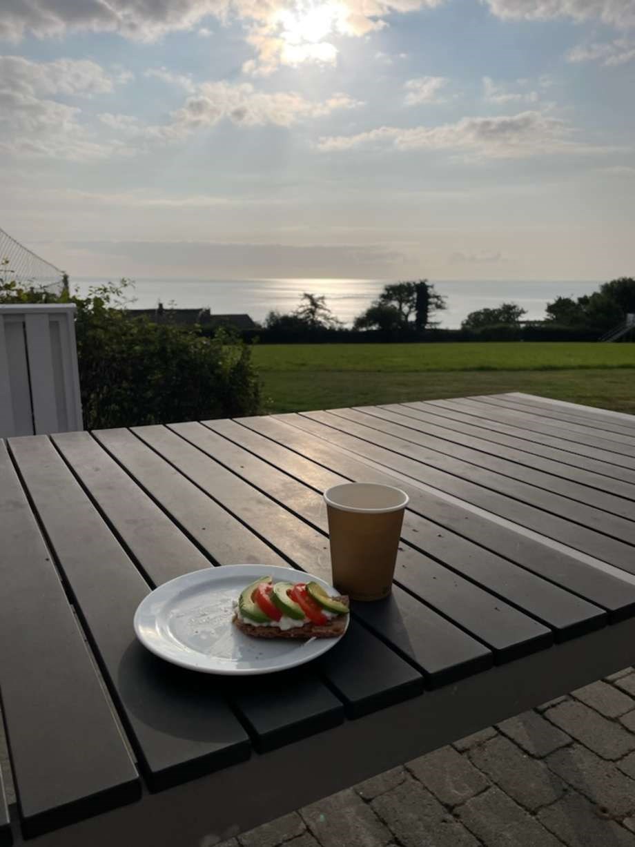 Dagens billede: Morgenmad med udsigt i Gudhjem