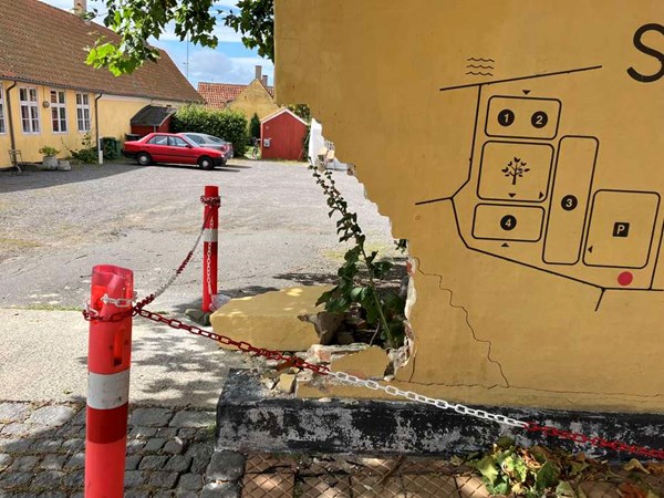 Hul i mur - ved du noget?